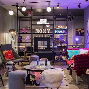 מלון Moxy Old Town ***